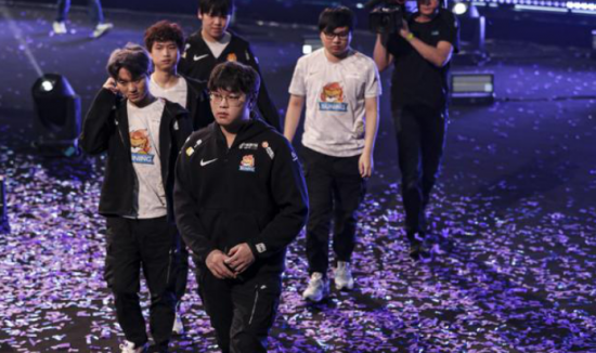 英雄联盟S15入围赛精彩对决 iG与T1的生死战